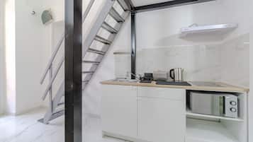 Frigorifero, microonde, piano cottura, tostapane