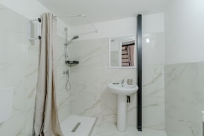 Doccia, asciugacapelli, bidet, asciugamani