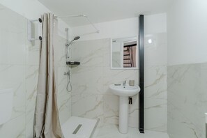 Shower, hair dryer, bidet, towels