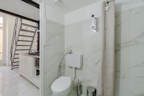 Doccia, asciugacapelli, bidet, asciugamani