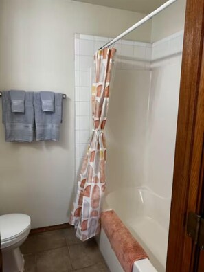 Comfort studio suite | Badkamer | Een bad/douchecombinatie, gratis toiletartikelen, een haardroger, zeep