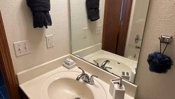 Comfort studio suite | Badkamer | Een bad/douchecombinatie, gratis toiletartikelen, een haardroger, zeep