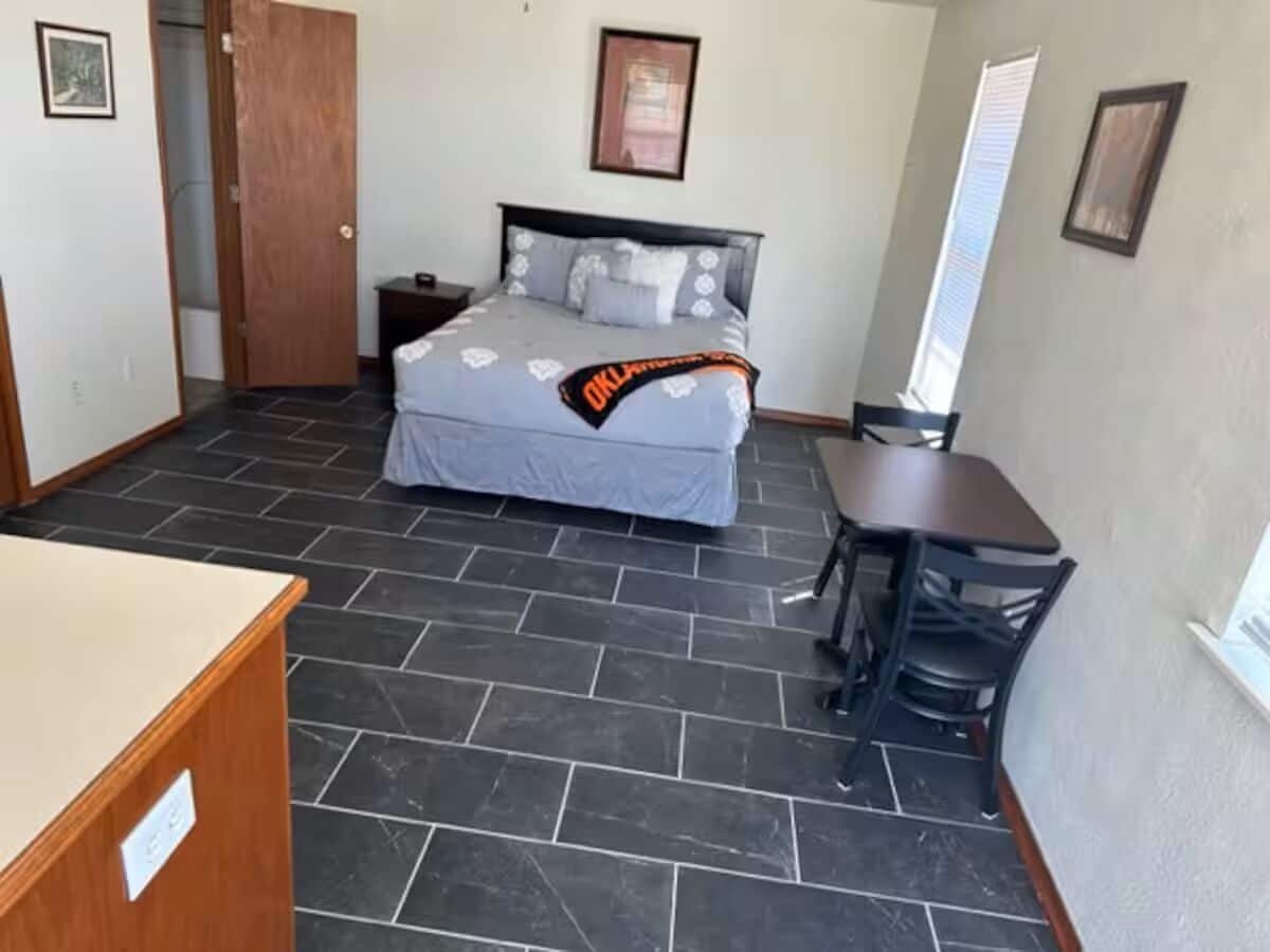 컴포트 스튜디오 스위트 | 거실 공간 | 디지털 채널 시청이 가능한 48인치 스마트 TV, 넷플릭스, 훌루