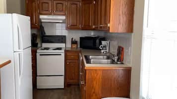 Comfort Studio Suite | Private kitchen | Full-size fridge, microwave, oven, stovetop
