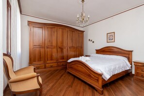 3 chambres, fer et planche à repasser, accès Internet, draps fournis