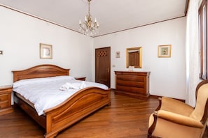 3 bedrooms, iron/ironing board, Internet, bed sheets - GuestHost - Wonderful apartment of about 80 square meters, able to accommodate 5 people, located on the first floor of a villa without a lift (with internal and external steps).The property is located in the heart of Venice Mestre, in a quiet and well-se (Venice)