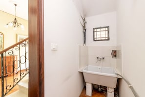 Regadera, secadora de cabello, bidet, toallas