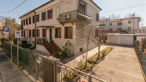 A two-story building with a balcony, a staircase, and a small garden area. - GuestHost - Wonderful apartment of about 80 square meters, able to accommodate 5 people, located on the first floor of a villa without a lift (with internal and external steps).The property is located in the heart of Venice Mestre, in a quiet and well-se (Venice)