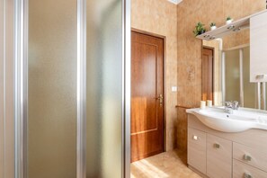Douche, sèche-cheveux, bidet, serviettes fournies