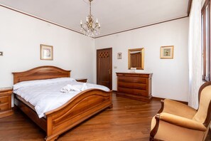 3 bedrooms, iron/ironing board, internet, bed sheets