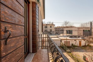 Property grounds - Wonderful apartment of about 80 square meters, able to accommodate 5 people, located on the first floor of a villa without a lift (with internal and external steps).The property is located in the heart of Venice Mestre, in a quiet and well-served residen (Venice)