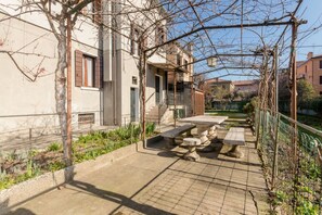 Outdoor dining - GuestHost - Wonderful apartment of about 80 square meters, able to accommodate 5 people, located on the first floor of a villa without a lift (with internal and external steps).The property is located in the heart of Venice Mestre, in a quiet and well-se (Venice)