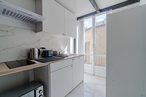 Kühlschrank, Mikrowelle, Herdplatte, Toaster