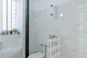 Dusche, Haartrockner, Bidet, Handtücher