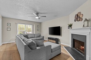 Smart TV, fireplace - Sunwoven Townhouse half a mile to downtown! (Watkinsville)