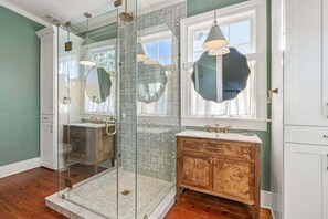 Shower, hair dryer, towels - Brand NEW! 5BR/5BA Home, Perfect for Groups with a Walkable Downtown Location! (Charleston)