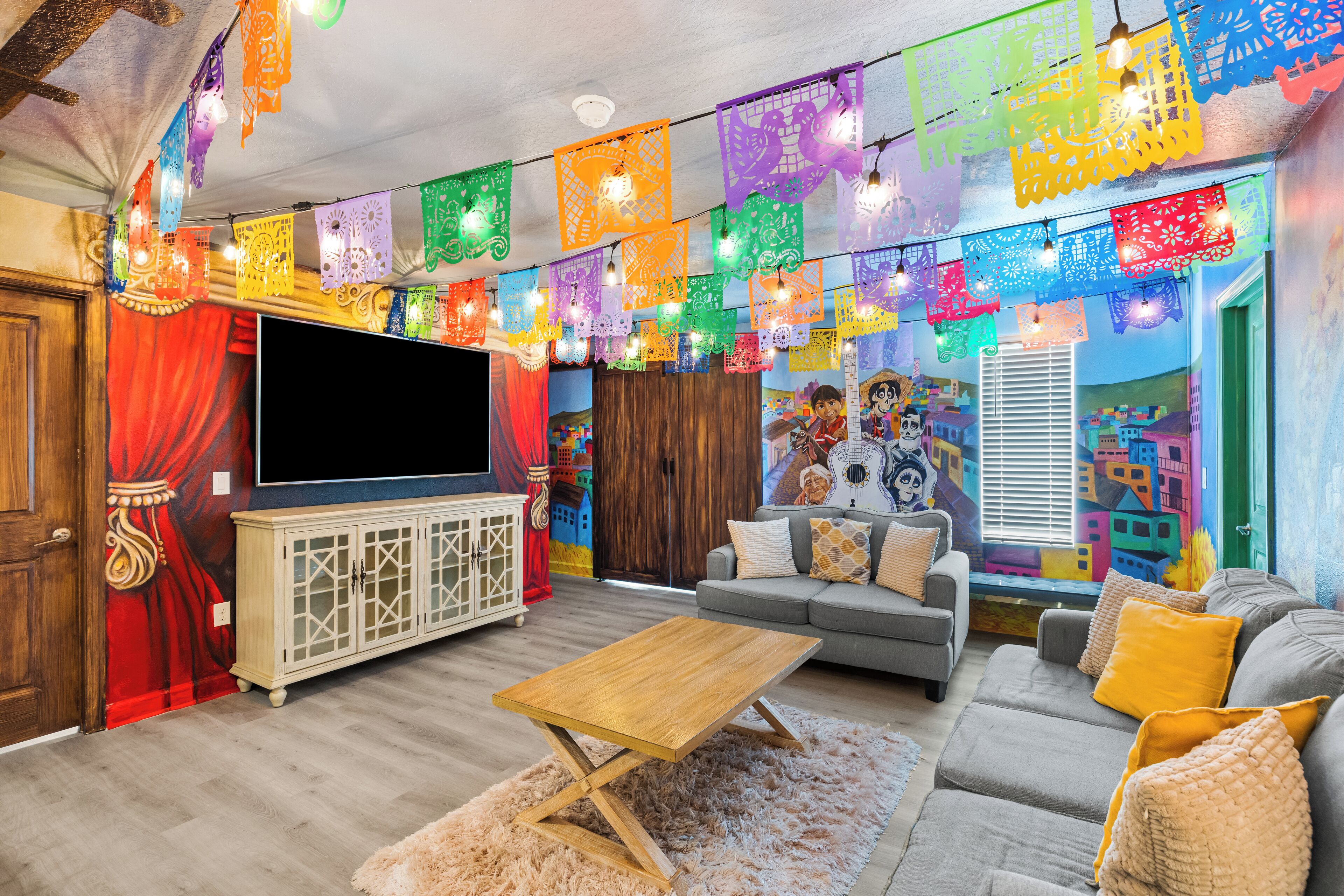 TV connectée, cheminée, jeux vidéo, baby-foot