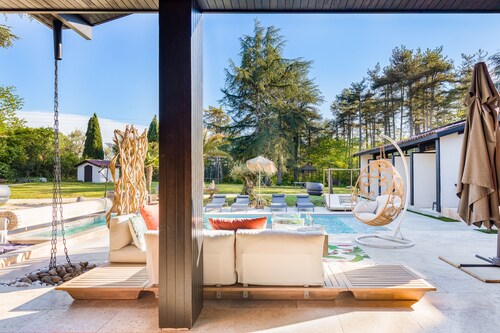 Large Villa with Pool: Perfect Escape!