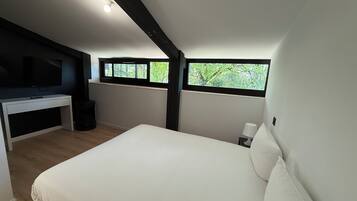 6 dormitoris, planxa i posts de planxar, un bressol de viatge i wifi