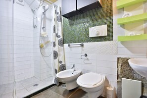 Doccia, asciugacapelli, bidet, asciugamani
