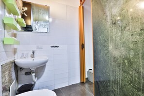 Douche, sèche-cheveux, bidet, serviettes fournies