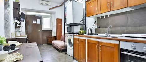 Frigorifero, microonde, forno, piano cottura