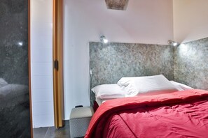 Tabla de planchar con plancha, wifi y ropa de cama 