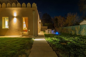 تناول الطعام بالخارج