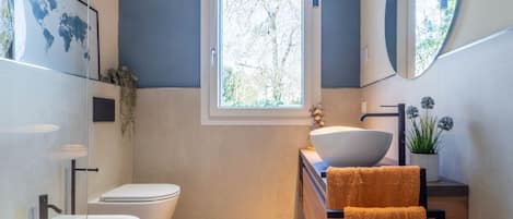 Bruser, hårtørrer, bidet