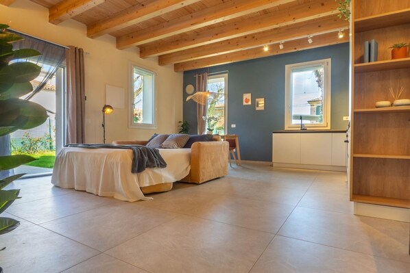 2 bedrooms, iron/ironing board, WiFi