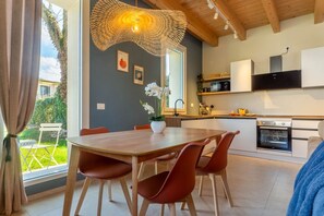 ثلاجة، غسالة أطباق، غلّاية كهربائية، مستلزمات طهي/أطباق/أوعية