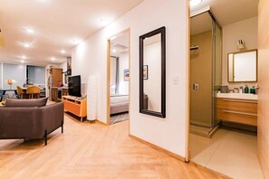 3 soverom, skrivebord, strykejern/-brett og reiseseng for barn