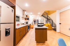 Kjøleskap, mikrobølgeovn, ovn og kokeplater