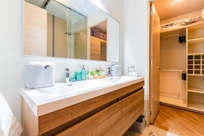 Shower, hair dryer, towels, shampoo