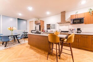 Een koelkast, een microgolfoven, een oven, een kookplaat