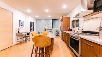 Geladeira, micro-ondas, fogão, cooktop