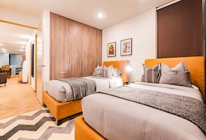 3 habitaciones, escritorio y tabla de planchar con plancha