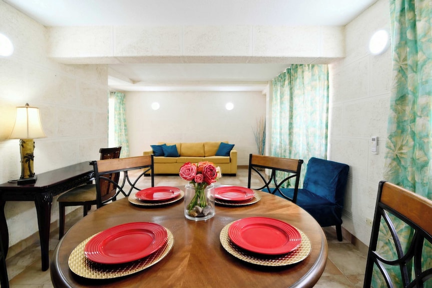 Poolside Stay W/ Private Patio Near The Beach - Worthing