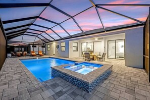 A heated pool - Gulf Access, Heated Pool and Spa, Tiki Hut, & Bikes - Cape Clover - Roelens Vacations (Cape Coral)