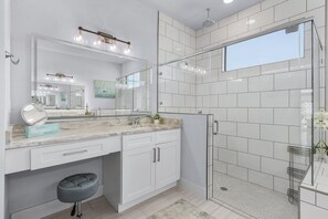 Shower, hair dryer, towels - Gulf Access, Heated Pool and Spa, Tiki Hut, & Bikes - Cape Clover - Roelens Vacations (Cape Coral)