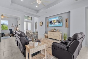 Interior - Gulf Access, Heated Pool and Spa, Tiki Hut, & Bikes - Cape Clover - Roelens Vacations (Cape Coral)