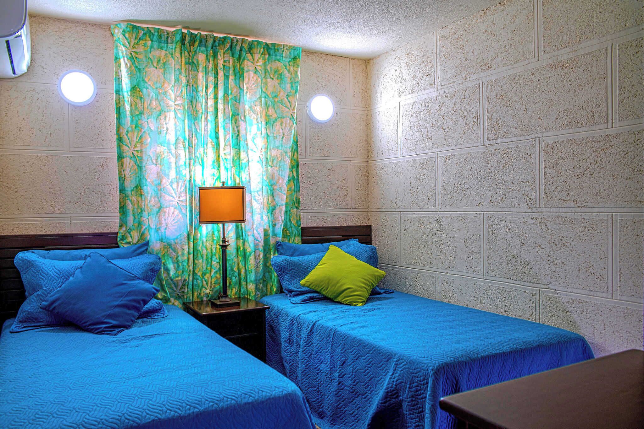 2 chambres, coffres-forts dans les chambres, bureau