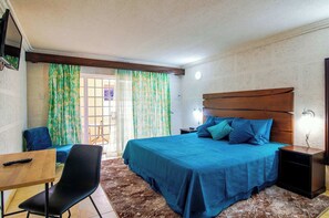 Safe på rommet, skrivebord, strykejern/-brett og reiseseng for barn