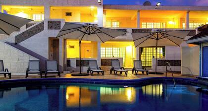 Boutique Hotel Near Dover Beach: Pool & Spa