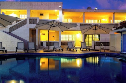 Boutique Hotel Near Dover Beach: Pool & Spa
