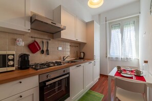 Micro-ondes, four, plaque de cuisson, lave-vaisselle
