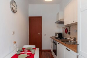 Micro-ondes, four, plaque de cuisson, lave-vaisselle