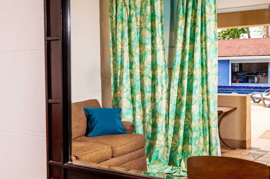 Boutique Suite W/ Pool Access, Near Turtle Beach - Bridgetown