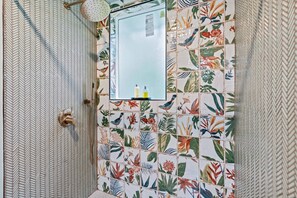 Shower, hair dryer, towels