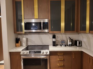 Fridge, microwave, oven, stovetop - Premium luxury penthouse suite with full amenities at center strip Las Vegas (Las Vegas)